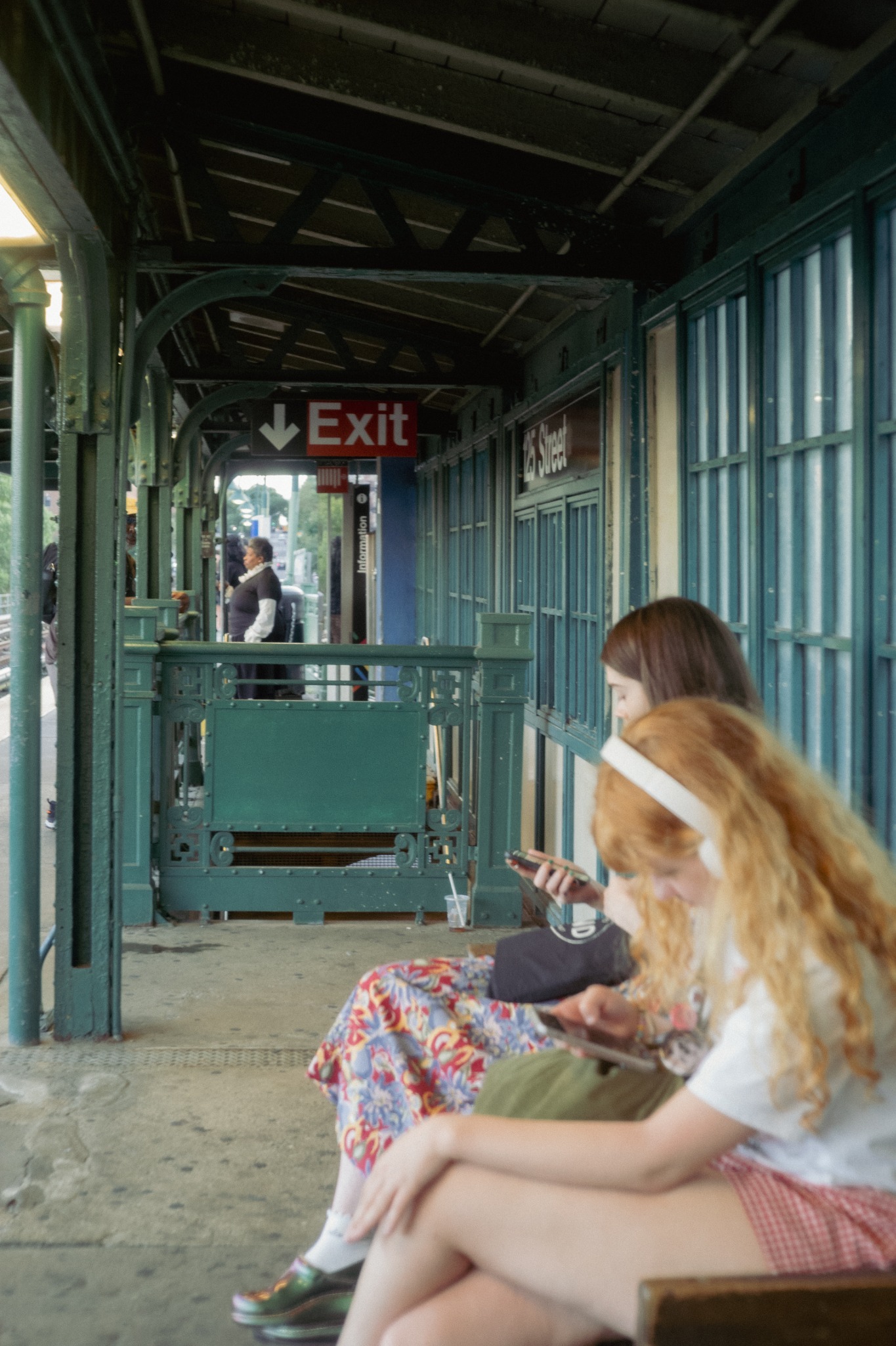 04 NYC SUBWAY 02 WAITING UPTOWN