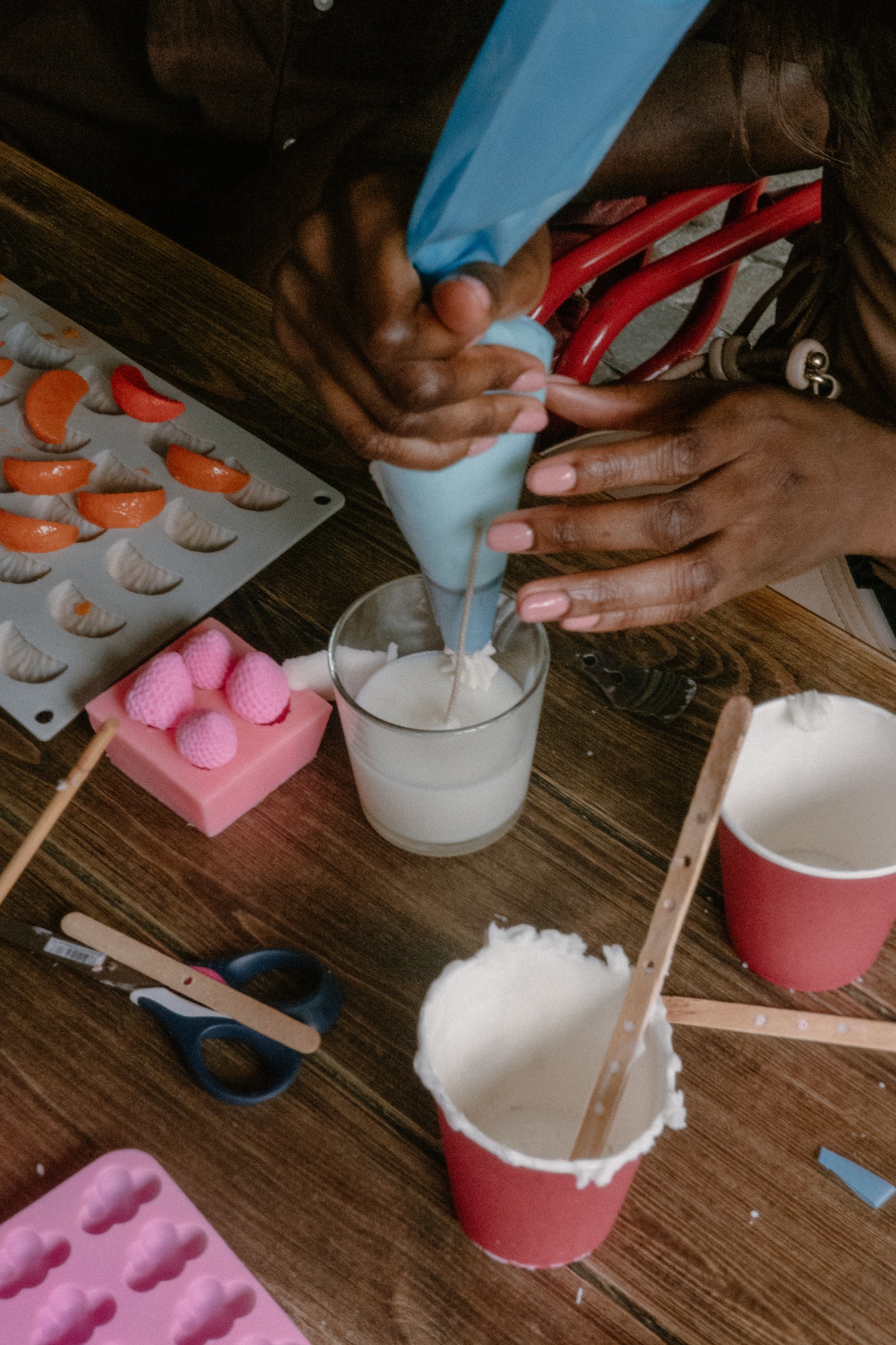 Oskari Candles: artisan pouring wax
